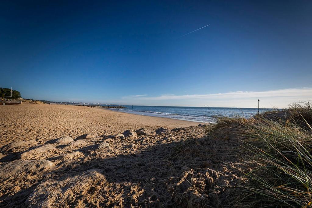 Luxury 2 Bedroom Apartment In Sandbanks - Sea View Poole Exterior foto